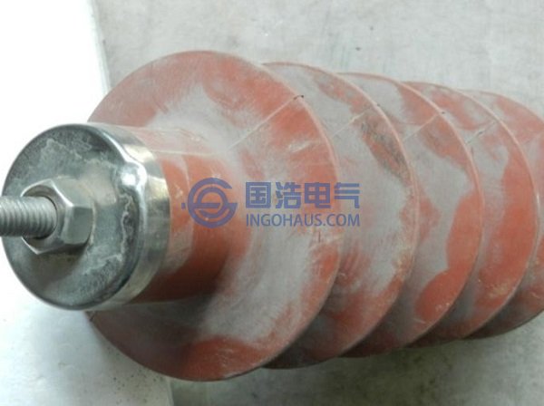 清掃前絕緣子表麵情(qíng)況