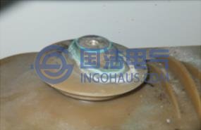 開關櫃母排絕緣子沿麵放電痕跡